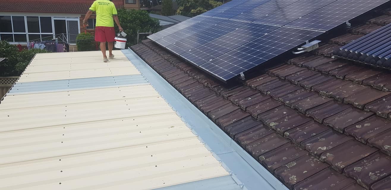 2 Old Roofers crew member working on a Colorbond extension